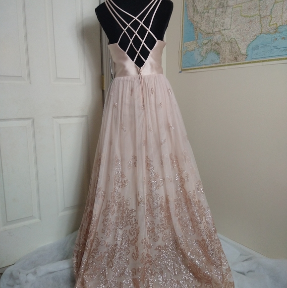 Gorgeous formal gown - Picture 6 of 7